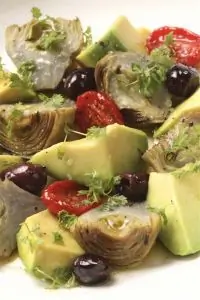 Молодые артишоки с авокадо, таджарскими оливками и томатами «Дотерно»