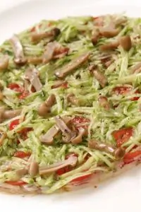 Тиан из тертого редиса, огурца и маринованных грибов с нерафинированным подсолнечным маслом