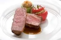 Запеченное филе альпийского ягненка с помидорами и молодыми кабачками, фаршированными баклажанами