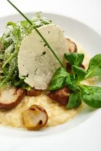 Салат из рукколы с шампиньонами и пармезаном