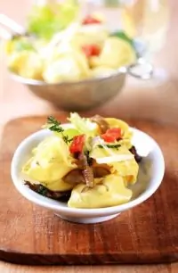 Салат из тортеллини с ветчиной, сладким перцем и сельдереем