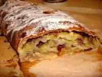 Штрудель с ревенем, сушеной клюквой и грецкими орехами