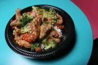 Пикантное жаркое из курицы по китайски с брокколи, перцем и огурцом