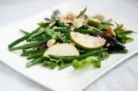 Салат из стручковой фасоли с грушами и дор-блю