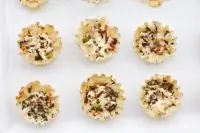 Корзиночки из слоеного теста с беконом «Тарт фламбе»