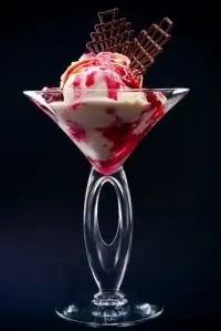 Домашнее мороженое с водкой и клюквой