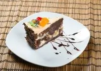 Шоколадный торт с грушами и сливочным кремом