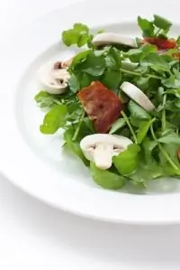 Салат-ассорти с жареными шампиньонами и копченым беконом