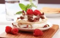 Бисквитные пирожные с творогом и малиной