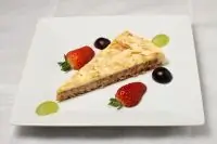 Пирог с орехами и виноградом