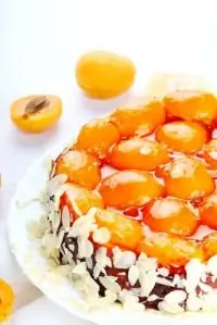 Пирог с абрикосами и миндалем