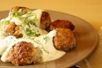 Куриные котлеты со сливочным соусом в микроволновой печи