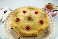 Миндальный торт с фруктами и рисовой начинкой