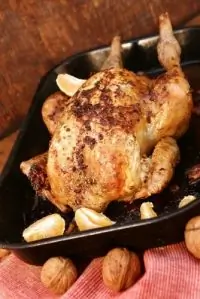 Курица, запеченная с апельсинами, медом, шафраном и анисом с овощами и орехами