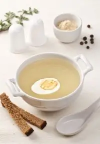 Наваристый куриный бульон с сельдереем