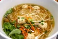 Куриный суп с шариками из индейки, овощами и пастой