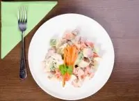 Летний салат с беконом и грецкими орехами