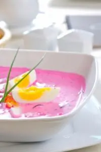 Холодный суп из свеклы с огурцами, щавелем и березовым соком