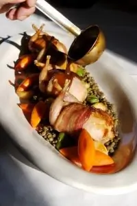 Куропатки с чечевицей в томатном соусе