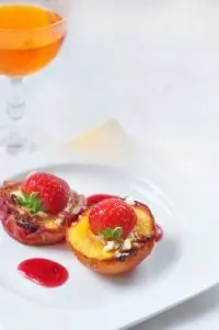 Нектарины с творогом и клубникой