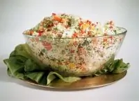 Летний разноцветный салат с кускусом и красными перцами