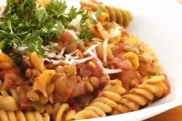 Салат с фузилли, фасолью и томатами