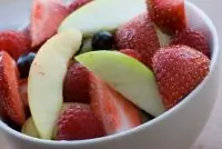 Салат из ягод и яблок с медово-мятной заправкой