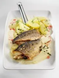 Дорада со сливочно-винным соусом, пекинской капустой и картошкой