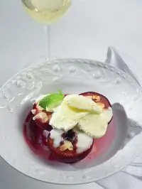 Глазированные сливы с шербетом из лайма