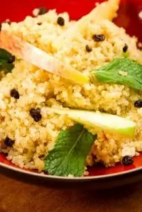 Салат из киноа, яблок и миндаля