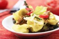 Салат с ветчиной, тортеллини и грибами