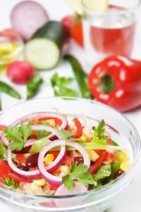 Разноцветный фасолевый салат с кукурузой