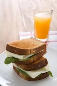 Тосты с белковым омлетом и шпинатом