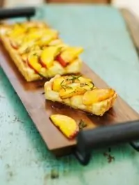 Пирог с козьим сыром, нектаринами и розмарином