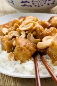 Курица в соусе карри с орехами кешью