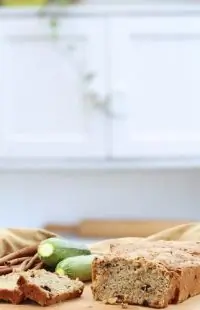 Пирог с цукини, лимоном и кедровыми орешками