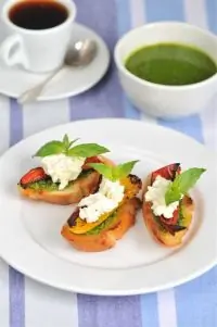 Брускетта с соусом песто, запеченными перцами и козьим сыром