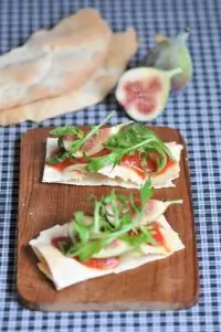 Фокачча с инжиром, рукколой и пармезаном