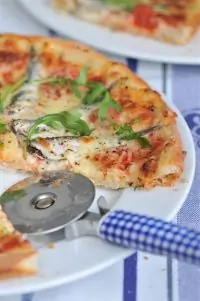 Пицца с томатами и анчоусами