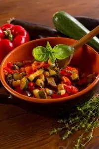 Салат из запеченых овощей и крутонов