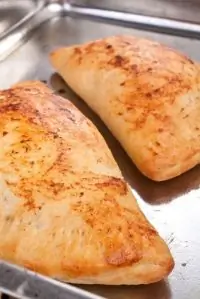 Быстрый жареный пирог из песочного теста с малиной