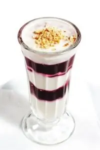 Йогурт с ягодным пюре, фисташками и кедровыми орешками