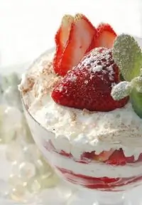 Порционные слоеные трифлы со свежей малиной и клубникой