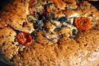 Фокачча с песто, маслинами и перцами пеппердью