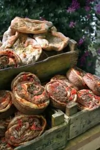 Хлеб с чесноком, базиликом и помидорами