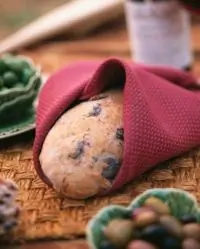 Хлеб с панчеттой, оливками и маслинами