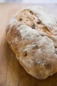 Пшенично-ржаной дрожжевой хлеб с изюмом и тмином