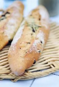 Хлеб с копченым беконом и красным луком