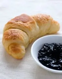 Теплый черничный соус