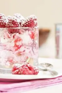 Свежие ягоды с маскарпоне и меренгами